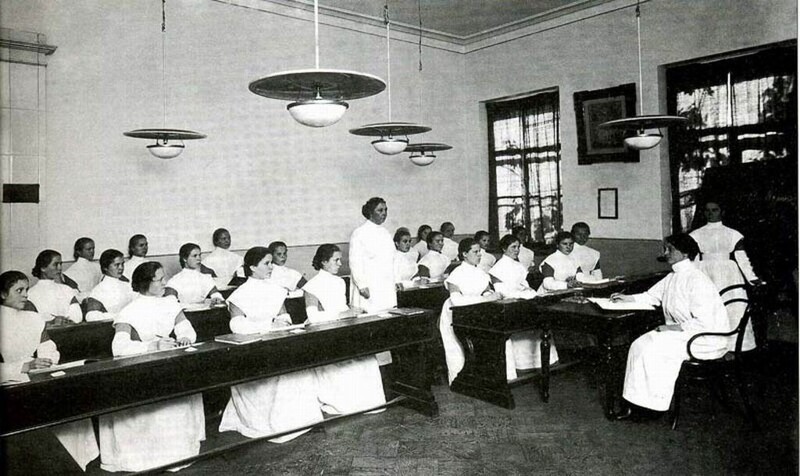 Занятия в школе нянь Воспитательного дома. 1913 г