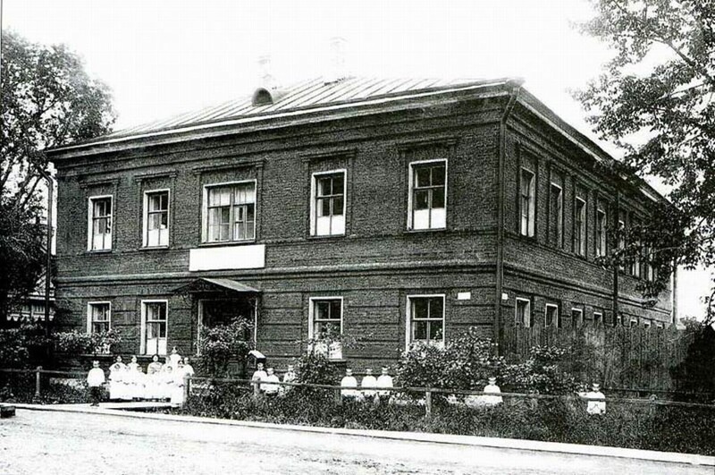 Группа детей у здания приюта св. Николая. Колпино. Начало 1900-х гг.