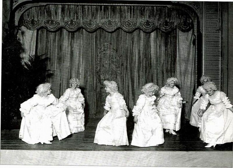 Воспитанницы приюта принца П.Г. Ольденбургского во время выступления на празднике. 1913