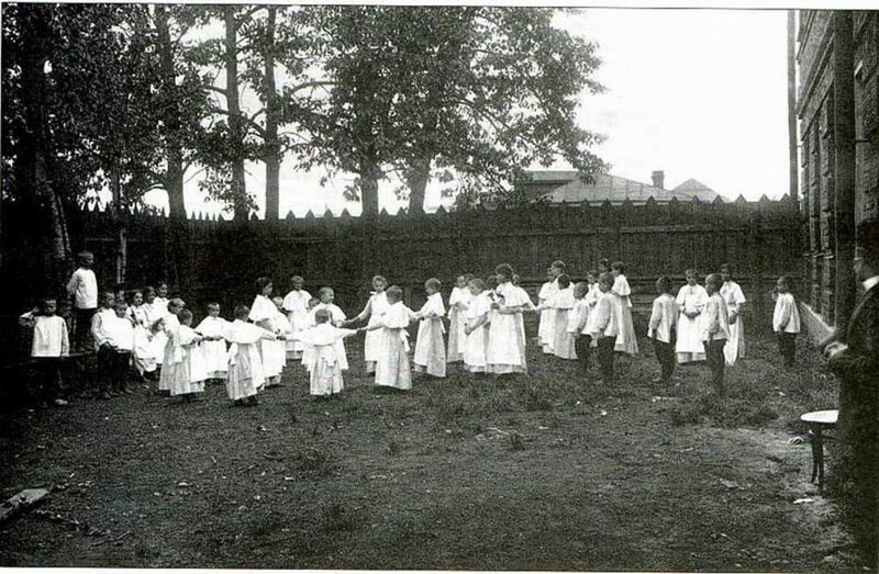 Дети играют в саду приюта св. Николая. Колпино. Начало 1900-х гг.