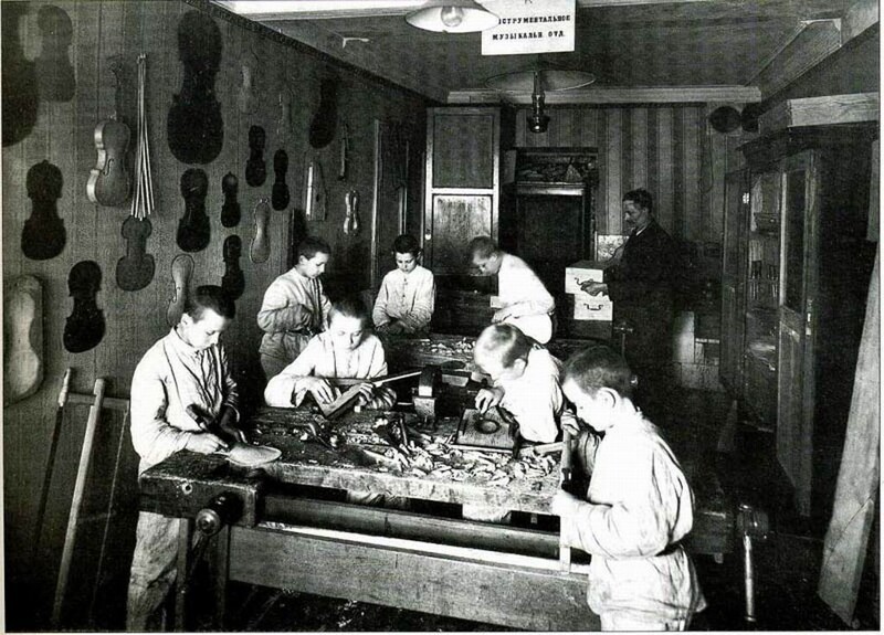 Воспитанники приюта принца П.Г. Ольденбургского в мастерской за изготовлением музыкальных инструментов. 1911