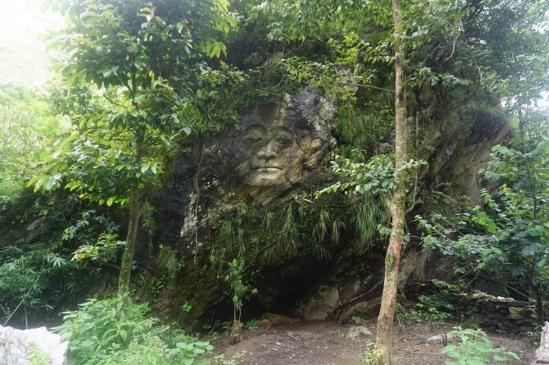 11. Лицо, высеченное на камне, которое было найдено в гималайских джунглях
