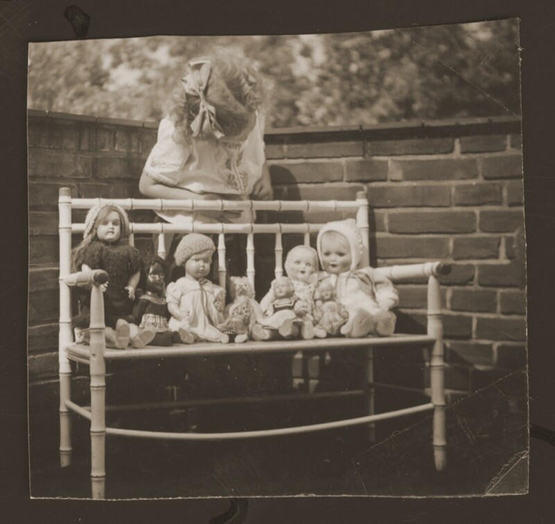 Алмело, 1942. Рахель Кац навсегда прощается со своими куклами, перед тем, как уйти в укрытие в семью участников голландского сопротивления.