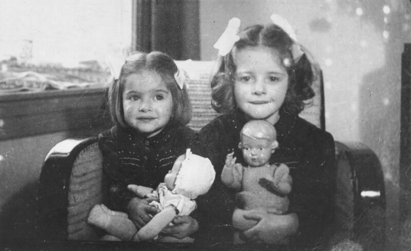Гаага, 1942. Ева и Леана Мюнцер. Обе погибнут в Освенциме.