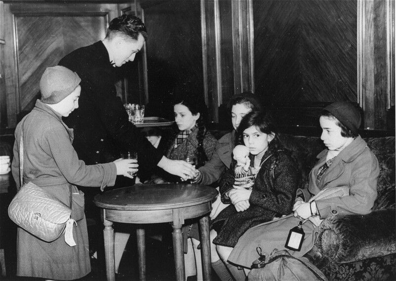 Харвич, Англия, понедельник, 12-е декабря, 1938. Пассажиры второго парохода Киндертранспорта.
