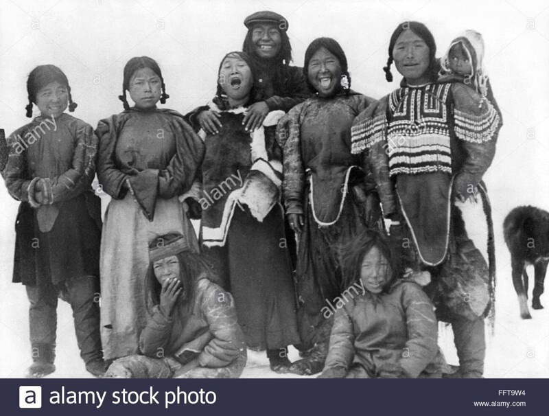 Женщины эскимосов в праздничной одежде. Июль 1892 Порт-Кларенс.