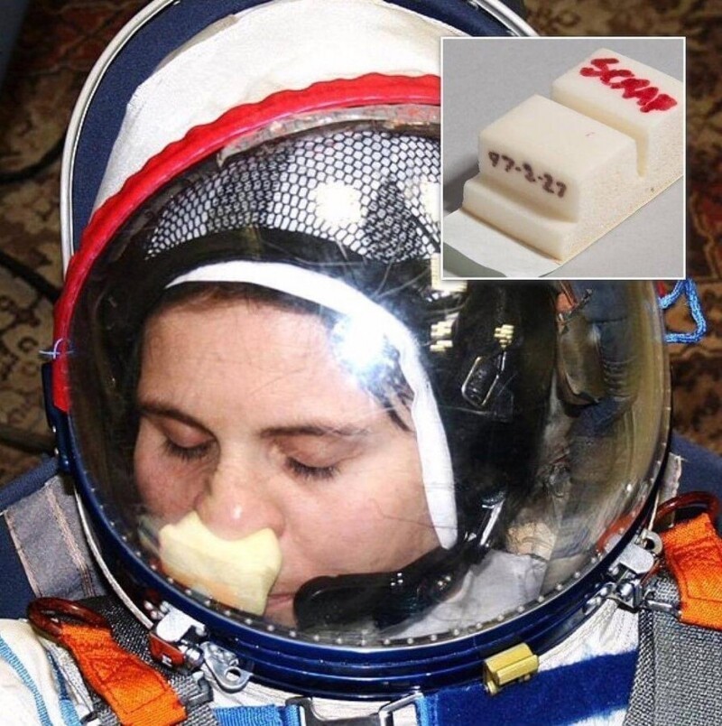 Приспособление для почесывания носа в скафандре астронавта