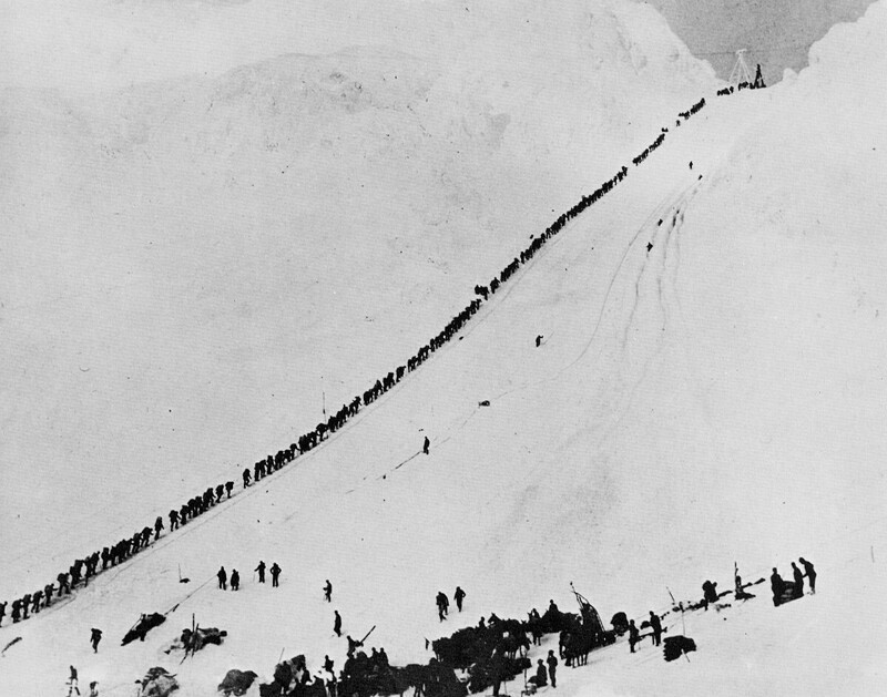 Очередь старателей на перевале Чилкут во время Золотой лихорадки, граница США и Канады, 1898 год.