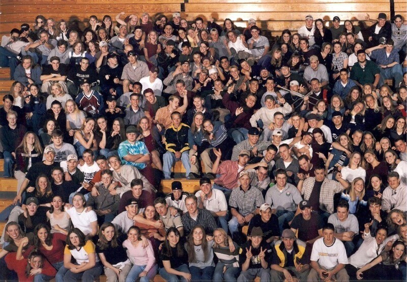 Это типичное фото класса американской средней школы 90-х. Что делает эту фотографию уникальной? Присмотритесь в левый верхний угол