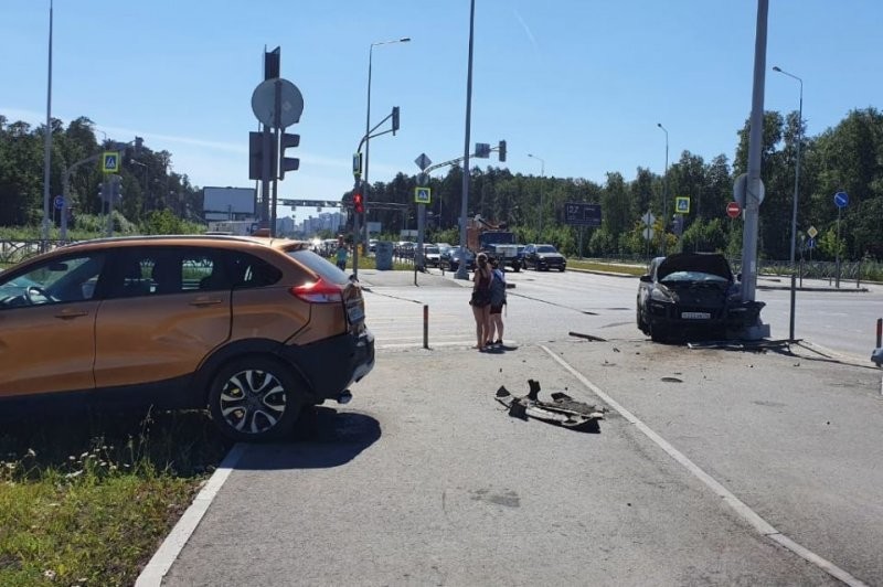Авария дня. Водитель Lada проехал на красный в Екатеринбурге
