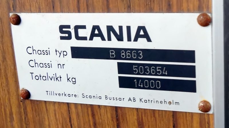 Шасси этого автобуса изготовлено на бывшей кузовной мануфактуре SKV в шведском Катринегольме. Этот завод, ставший родиной автобусов Scania OmniLink, закроют уже в 00-е, перенеся производство в Польшу