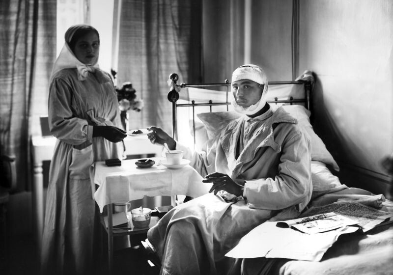 За солдатами ухаживают. Полевая стоматология Германия 1914 г. Сестра милосердия в лазарете.