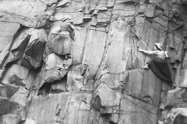 11. Члены женского клуба скалолазания в Шотландии лезут по скале, 1908 год