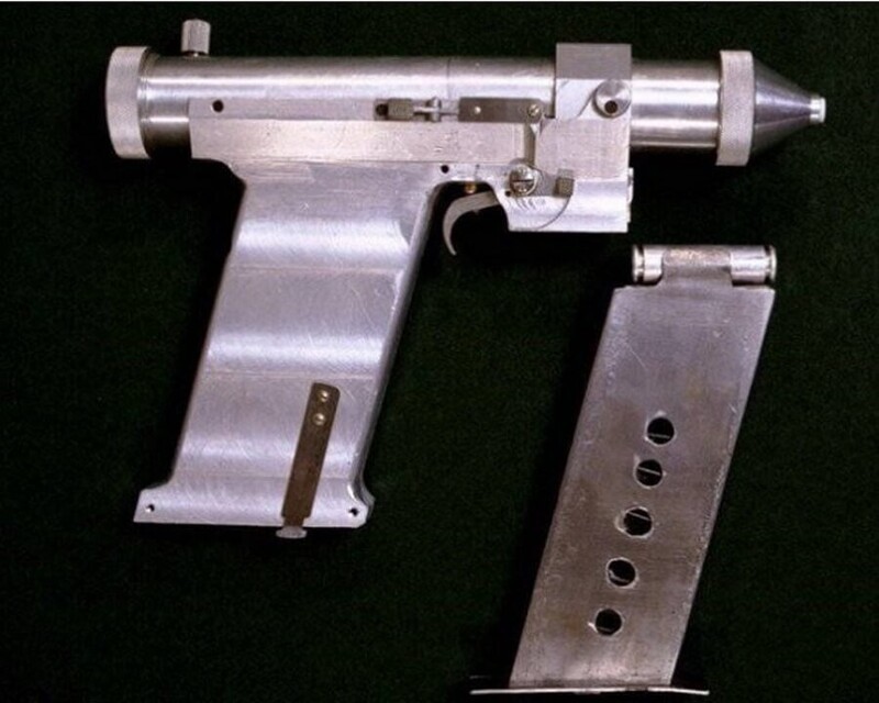 2. Военная академия РВСН в СССР разработала в 1984 году экспериментальный образец оружия 0 лазерный пистолет для космонавтов