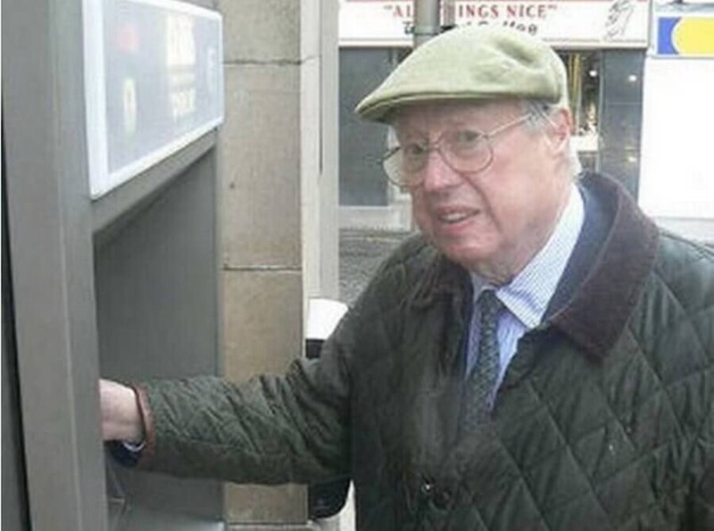 4. Джон Шепард-Баррон  - изобретатель банкоматов. Изначально он планировал оснащать свои устройства шестизначным ПИН-кодом, но любимая супруга изобретателя могла запомнить только четырехзначные значения...
