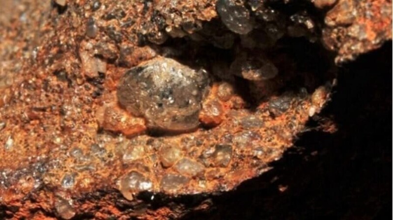 3. В недрах Земли хранится около квадриллиона тонн алмазов