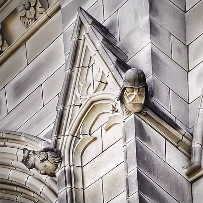 15. Кафедральный собор в Нью-Йорке украшает голова Дарта Вейдера из "Звездных войн".