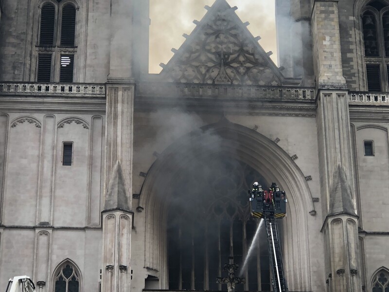 Пожар в соборе святого Петра и Павла во французском Нанте