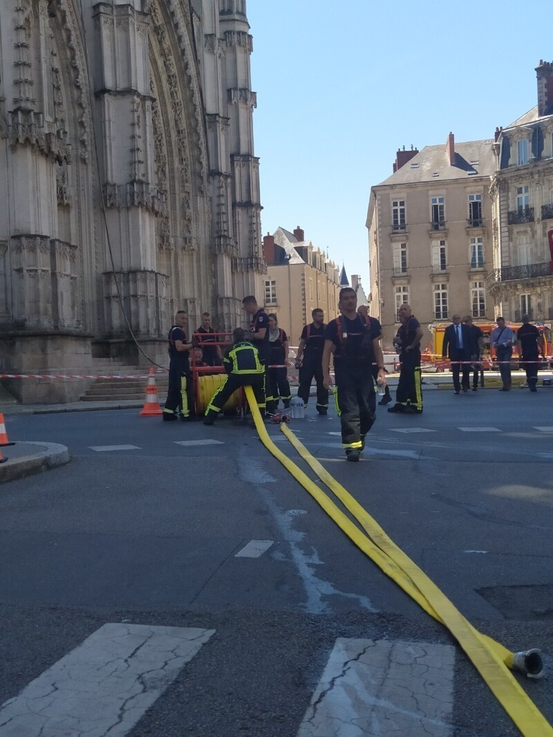 Пожар в соборе святого Петра и Павла во французском Нанте