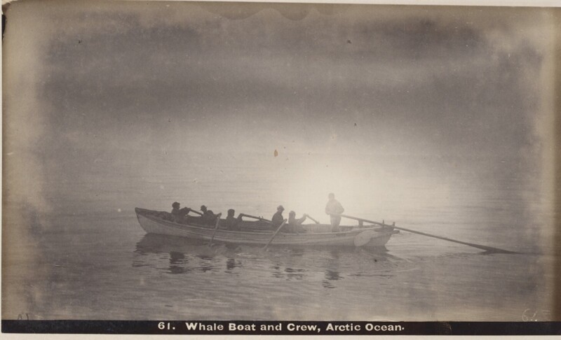 Китобойное судно и экипаж корабля в в Северном Ледовитом океане