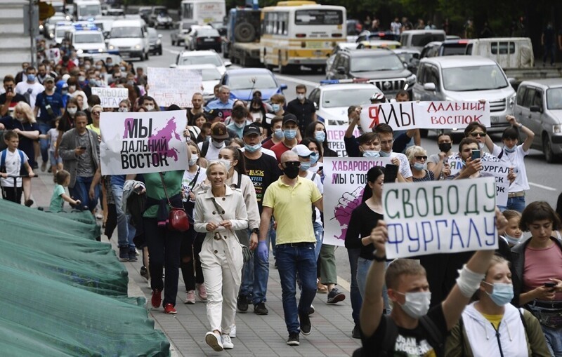 В воскресенье на улицы вышли жители Хабаровска, Комсомольска-на-Амуре, Владивостока. На следующих фото как раз Владивосток. 