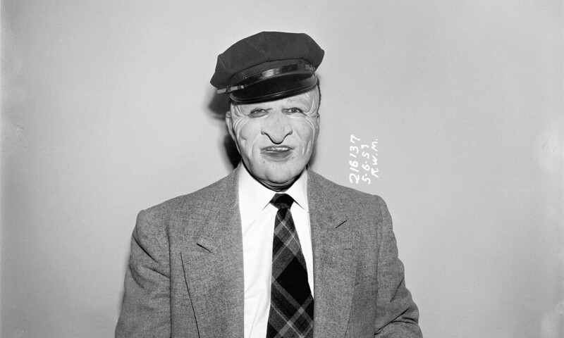 Детектив в маске, оставленной бандой грабителей, 1953