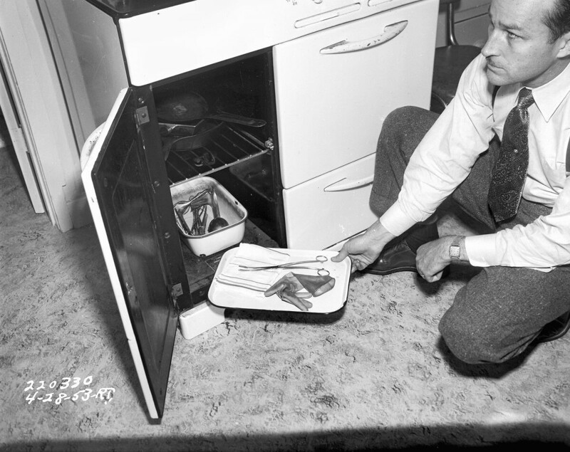 Детективы проводят обыск в нелегальном абортарии, 23 апреля 1953