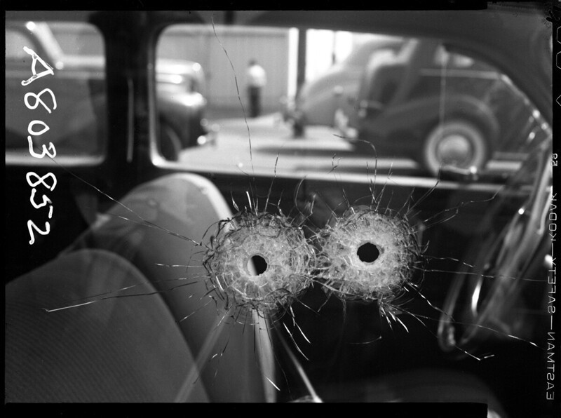 Пробитое пулями окно автомобиля, 1942