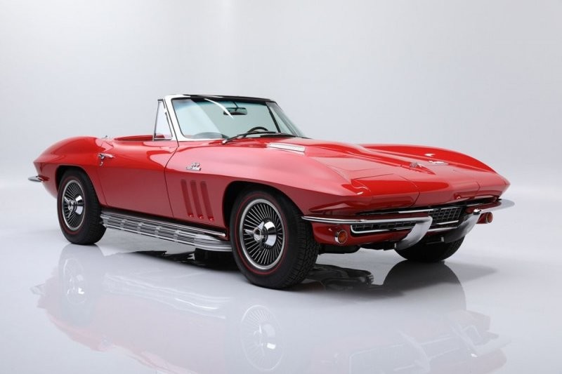 10. Chevrolet Corvette Convertible (№194676S120026) 1966 года продан за $80,300 (9 400 000 руб.).