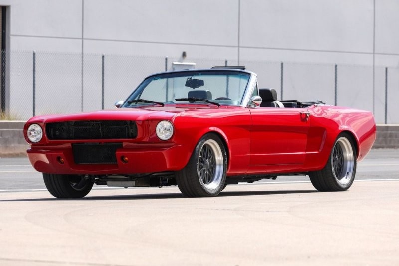 5. Рестомод Ford Mustang Convertible (№6F08T256836) 1966 года продан за $140,250 (16 800 000 руб.).