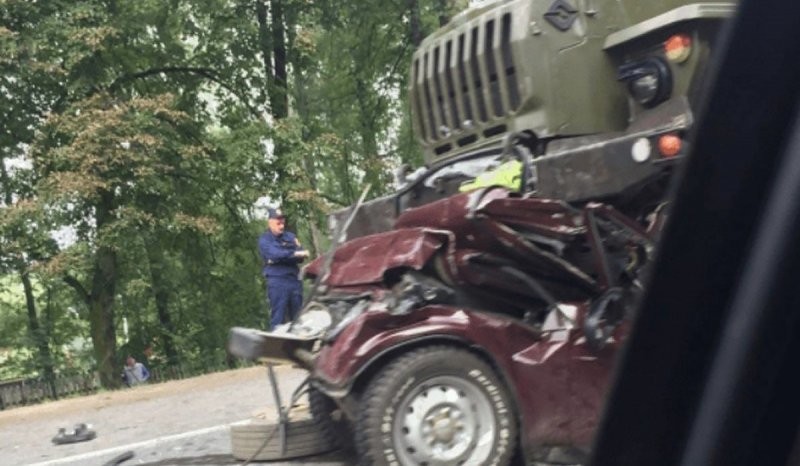 Авария дня. Под Ярославлем произошло смертельное ДТП с участием военных грузовиков