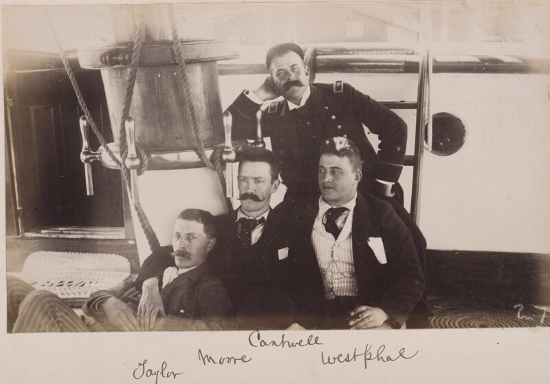 Четверо мужчин, из них опознаны (слева направо):Тейлор Мур, Кэнтвелл