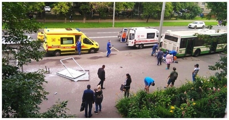 В Москве автобус протаранил остановку с людьми