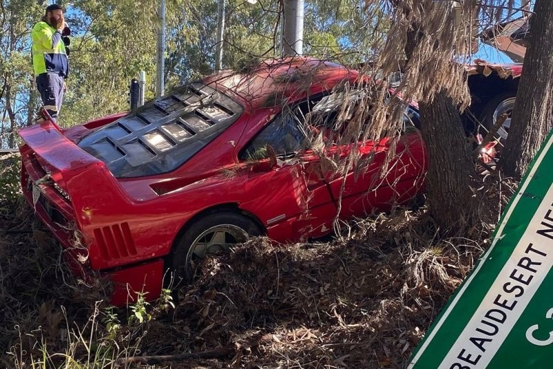 В городе Канунгра, Австралия водитель за рулем красной Ferrari F40 во время тест-драйва не справился с управлением, протаранил несколько столбов и оказался зажат между деревьями.