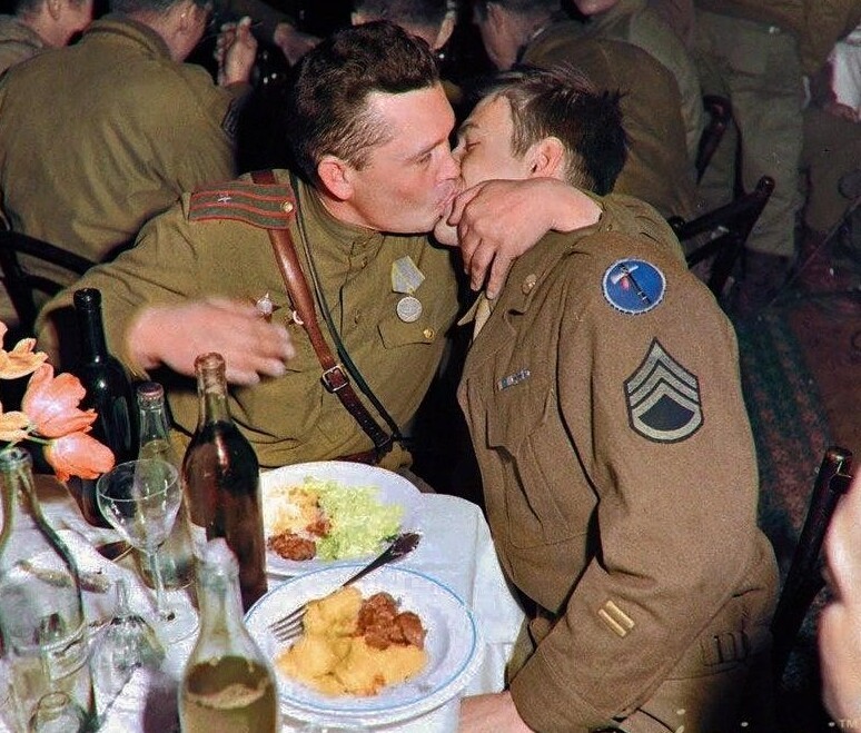 Поцелуй дружбы - советский и американский солдат, Берлин, 1945 год