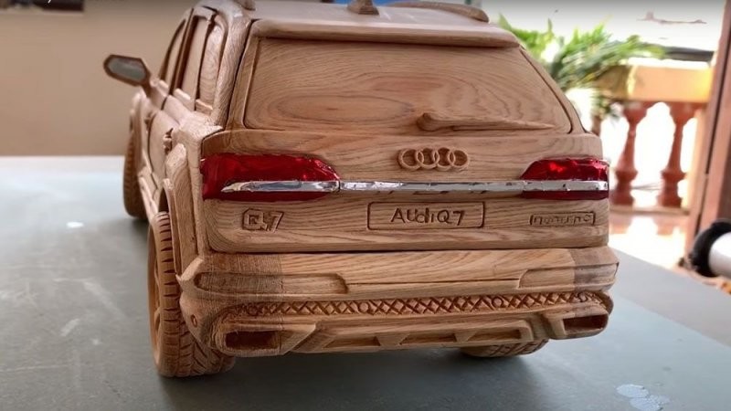 Золотые руки! Точная копия Audi Q7 из куска дерева