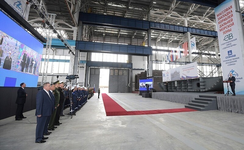 Владимир Путин прибыл в Крым, в Керчи президент принял участие в закладке кораблей ВМФ