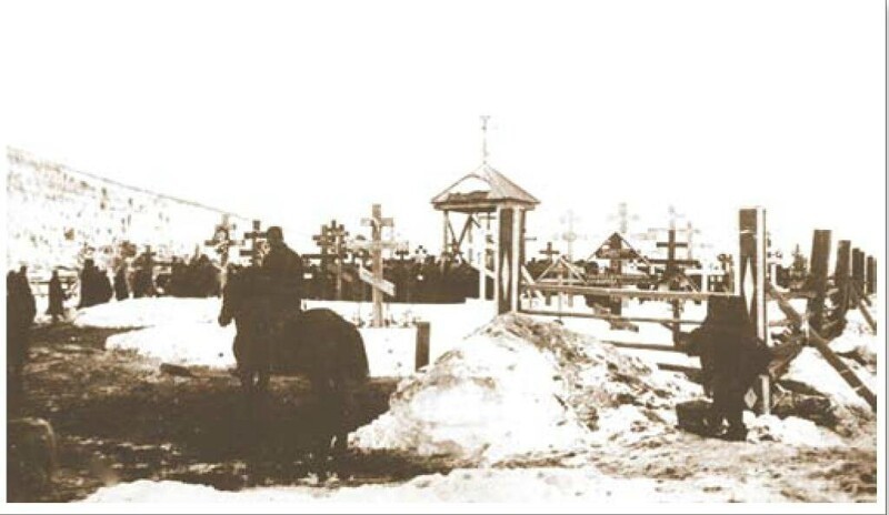 Свежие могилы на кладбище, где были захоронены жертвы Ленского расстрела