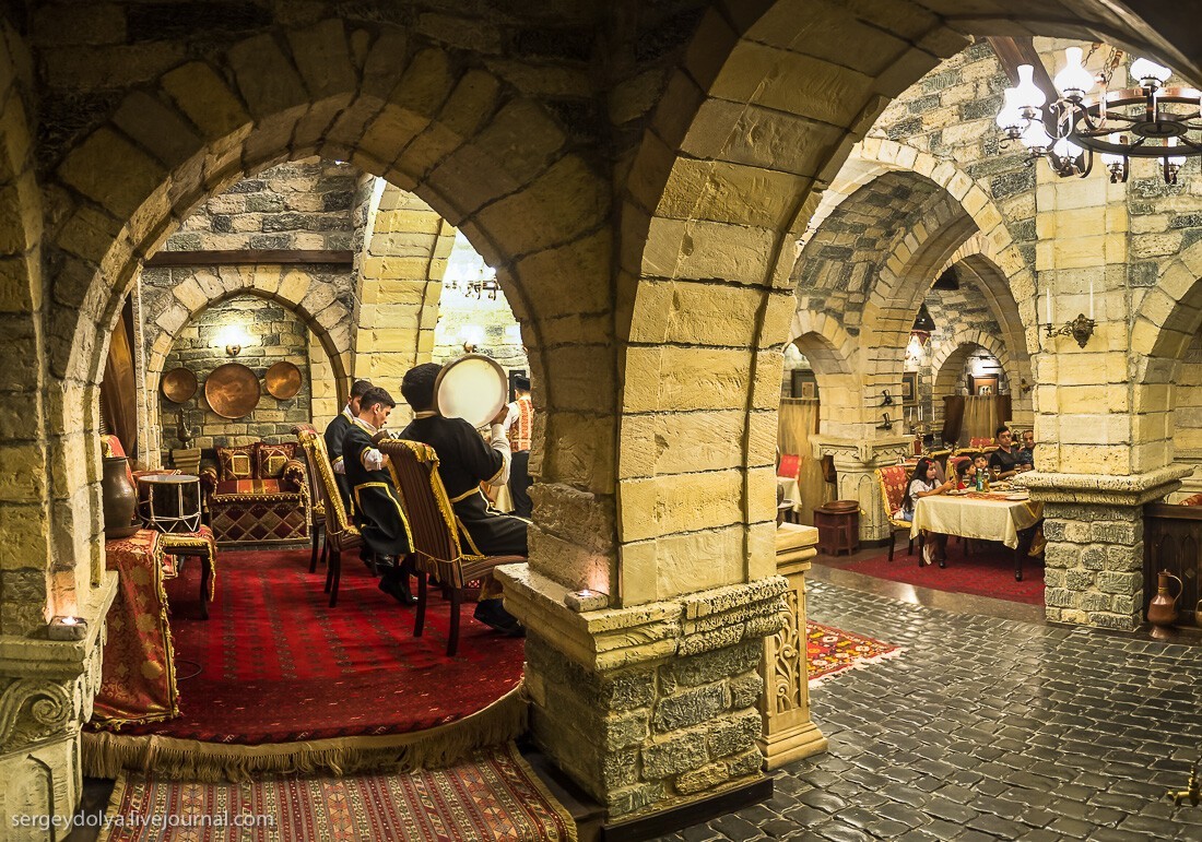 Museum restaurant. Ширваншах ресторан Баку. Ресторан-музей Ширваншах. Рестораны Баку Азербайджан 'Ширваншах'. Ресторан музей в Баку.