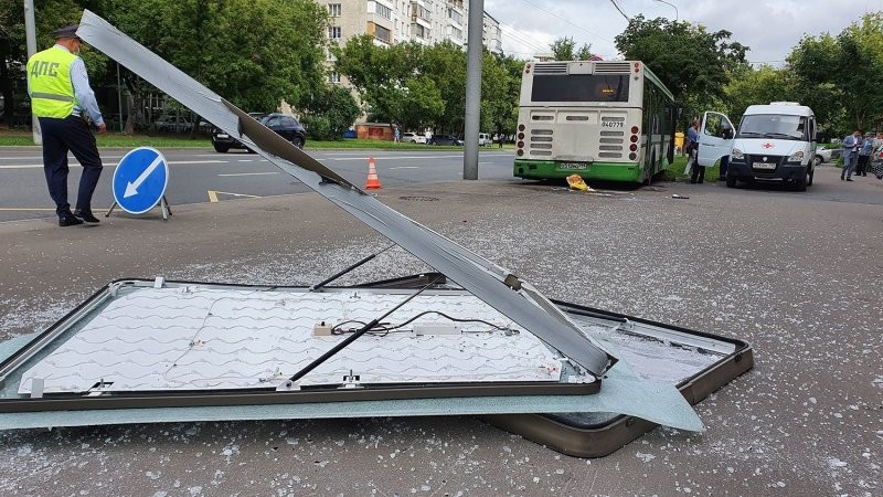Авария дня. На юго-востоке Москвы автобус въехал в остановку с людьми