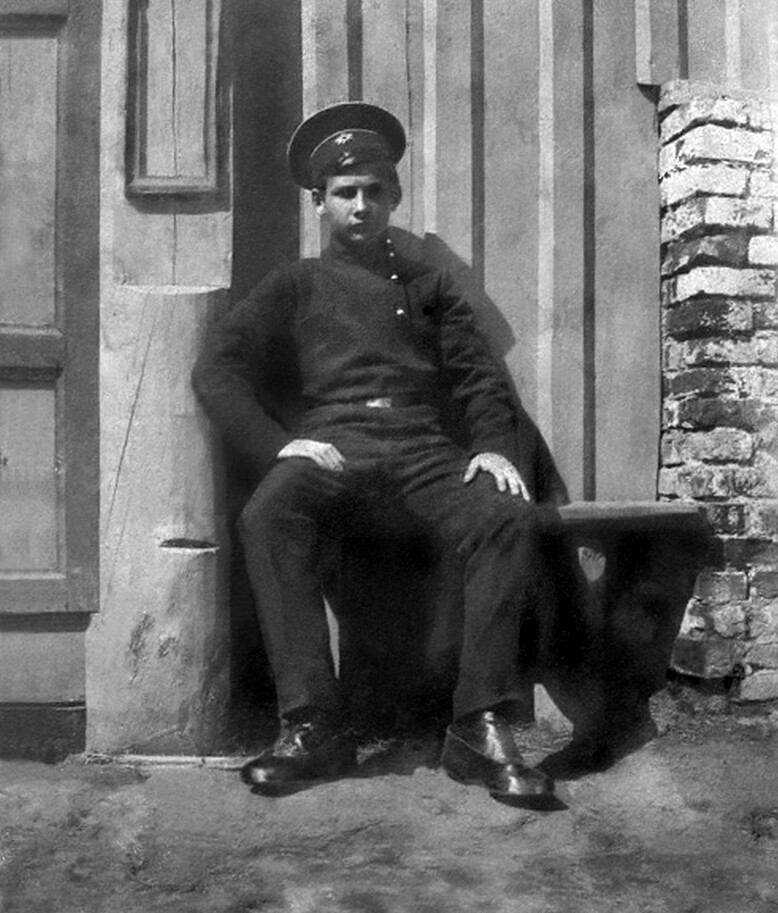 Гимназист Елатомской мужской гимназии Колтоновский Георгий Николаевич. 1912