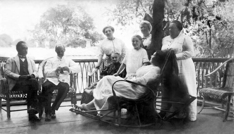 Первый слева – князь П.А.Кильдишев, справа за креслом-качалкой – М.А.Попова