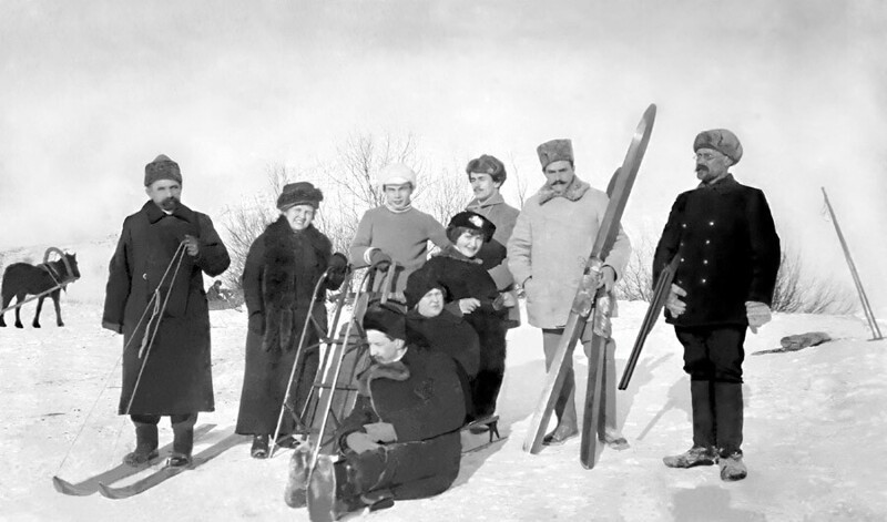 Семья Поповых собирается в поход на лыжах.