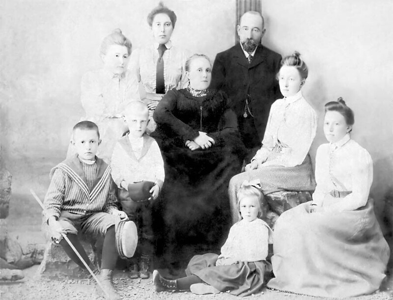 Иван Павлович и Мария Андреевна Поповы с родственниками и детьми