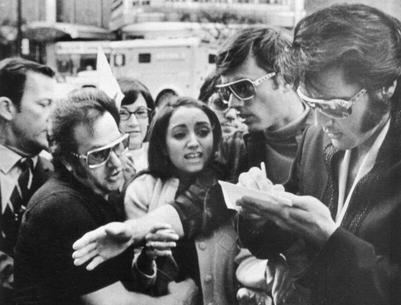 Мадонна берёт автограф у Элвиса. Детройт. 1970 год.