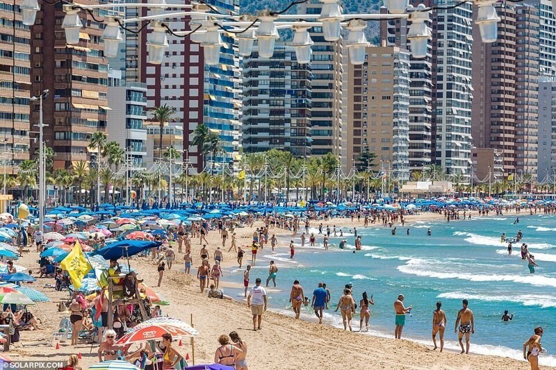 Тем временем в Испании: два часа в очереди ради места на пляже