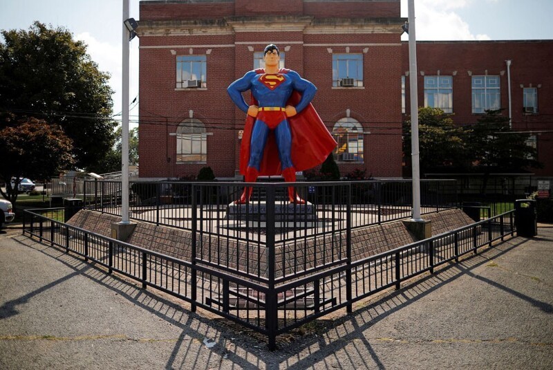 Скульптура Супермена. (Фото Brian Snyder):