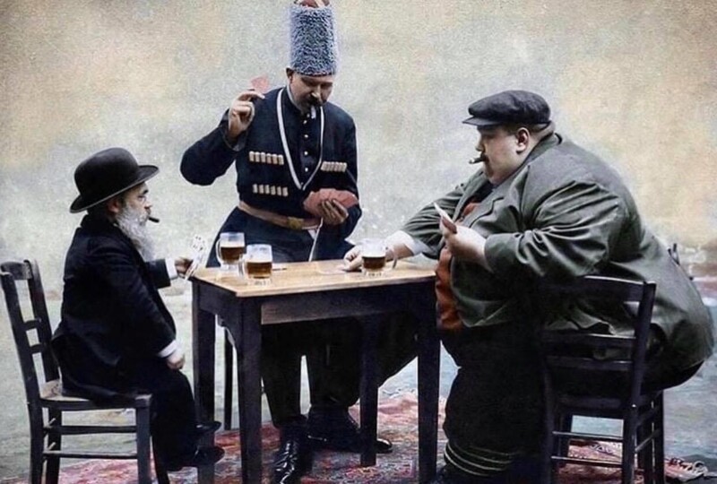 Самый высокий, толстый и низкий человек Европы пьют пиво и играют в карты. 1913 год