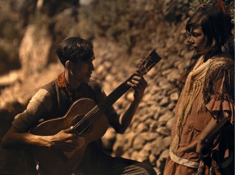 Парень играет на гитаре для молодой девушки в Гранаде. Испания. 1929 год.