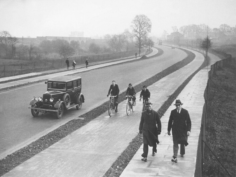 Дорожные работы. Создаются отдельные полосы движения для автомобилей, велосипедов и пешеходов в Англии. 1935